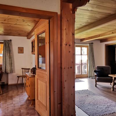 Flur mit Blick in die Küche und ins Wohnzimmer