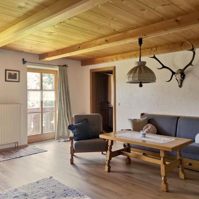 Wohnzimmer mit Blick zum Balkon